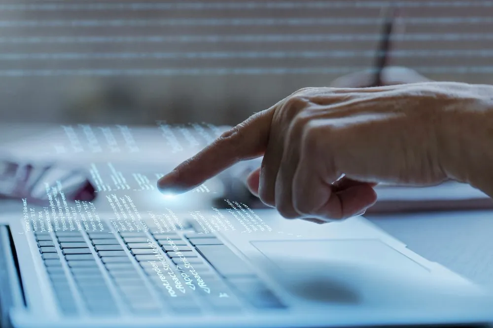 personne travaillant avec des codes sur ordinateur