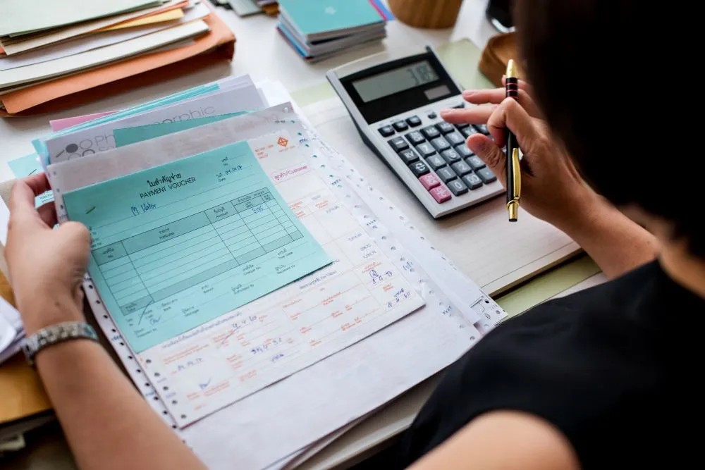 Femme travaillant dans la paperasse