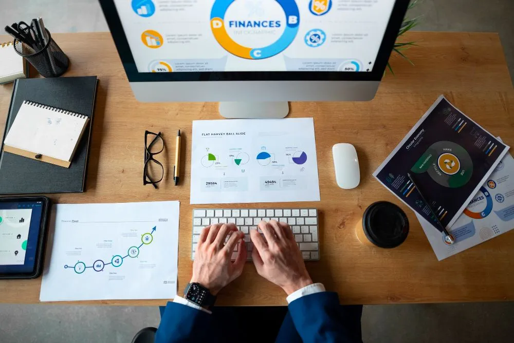 Personne au bureau analysant et vérifiant les graphiques financiers