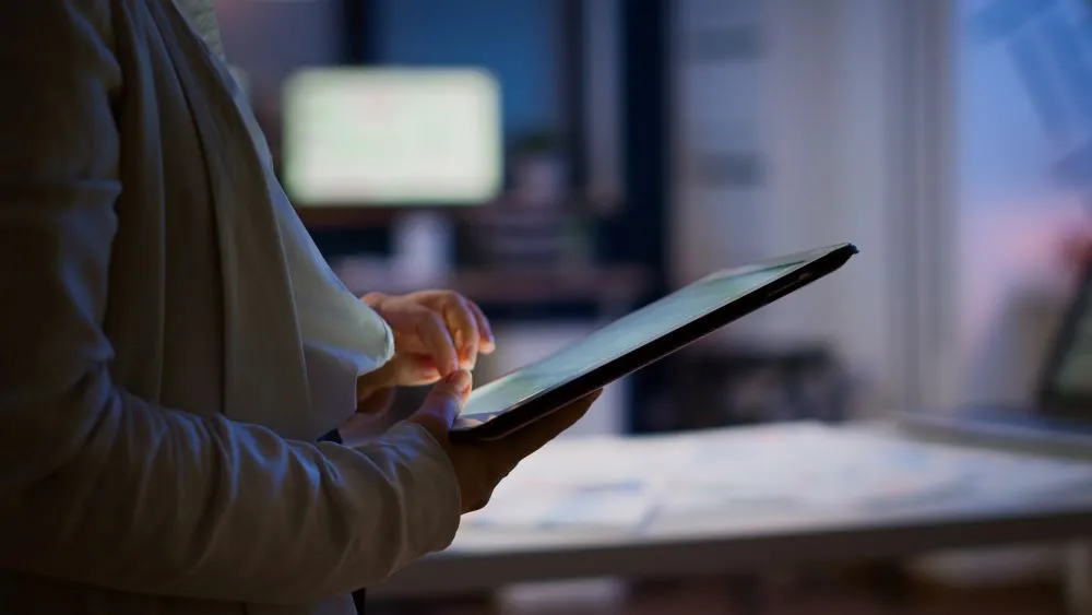Une personne tient une tablette