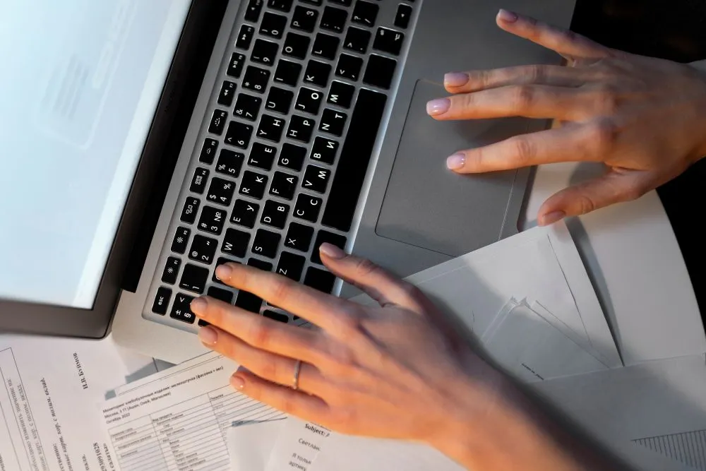 Mains vue de dessus tapant sur le clavier