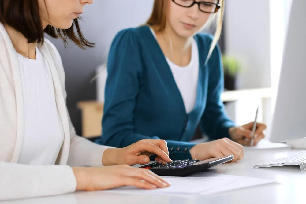 Comptable vérifiant les états financiers