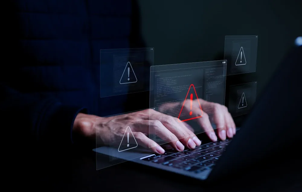 Utilisateur meurs utilisant un ordinateur portable avec un signe d'avertissement de précaution triangulaire