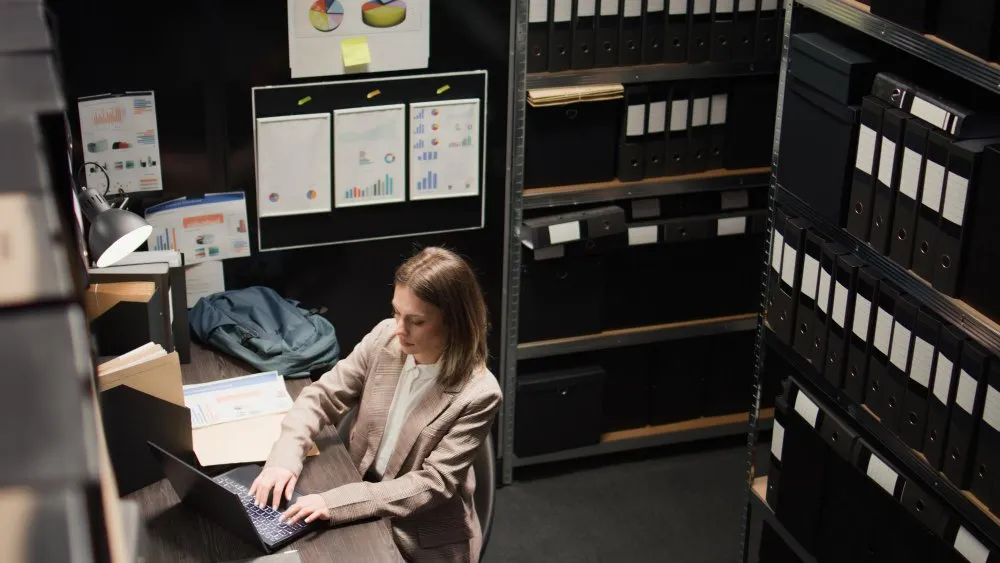 femme dans un bureau d'archives