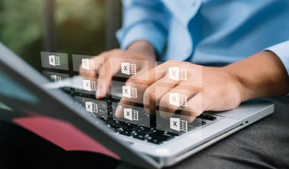 Hommes travaillant sur un clavier d'ordinateur portable à l'extérieur