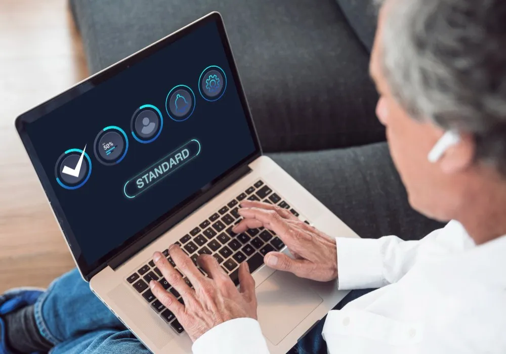 homme sur son ordinateur qui choisi une plateforme agréée